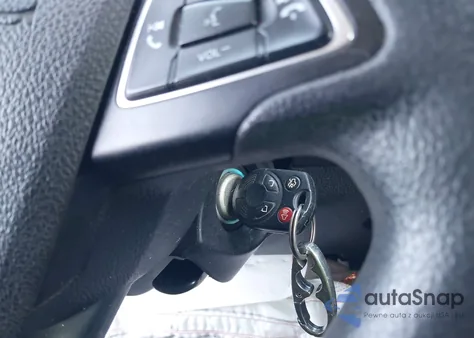 2016 Ford Focus S z USA, uszkodzony, nr VIN 1FADP3E21GL228001